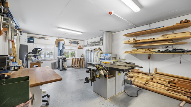 Isolert verksted på 38 m² med støpt gulv og 3-fase strøm.