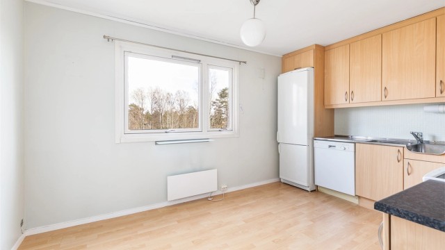 I tillegg til stor stue har leiligheten et romslig kjøkken hvor det er plass til et spisebord og hverdagens måltider. På denne siden titter morgen-/formiddagssolen inn.