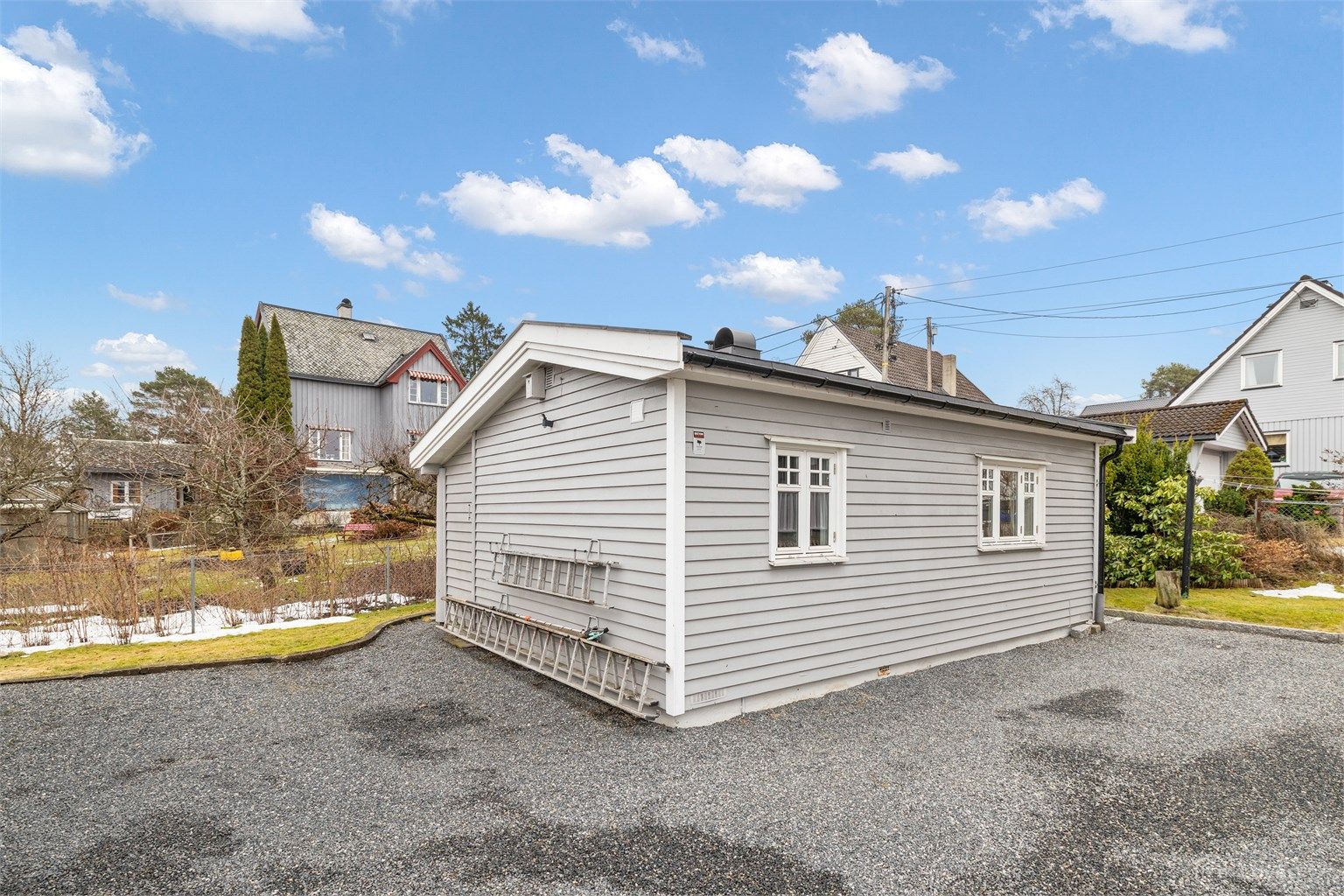 Anneks med peisovn, kjøkken, bad fra 2019 og ett rom benyttet som soverom. (Ikke godkjent for varig opphold - se punkt under "ferdigattest"). 