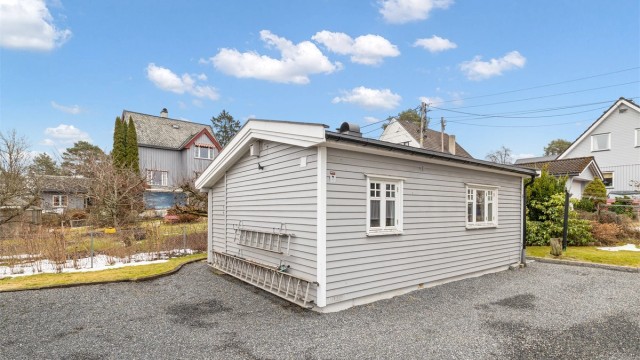 Anneks med peisovn, kjøkken, bad fra 2019 og ett rom benyttet som soverom. (Ikke godkjent for varig opphold - se punkt under "ferdigattest").