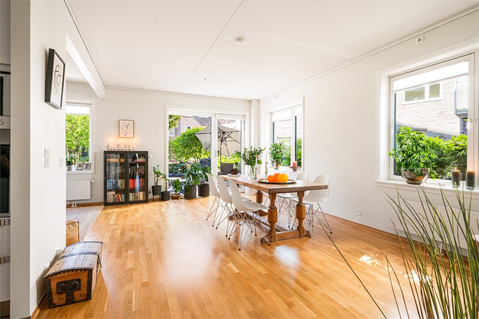 Leiligheten har en delikat og romslig stue med plass til innredning av flere sosiale soner, som sofagruppe og spisebord tilknyttet kjøkkensonen.