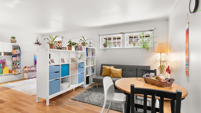 Stor kjellerstue med åpen kjøkkenløsning