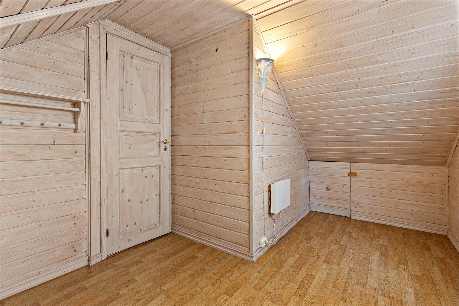 Loftsrom over garasje, som i dag har vært benyttet som soverom. Rommet er ikke godkjent for varig opphold. 