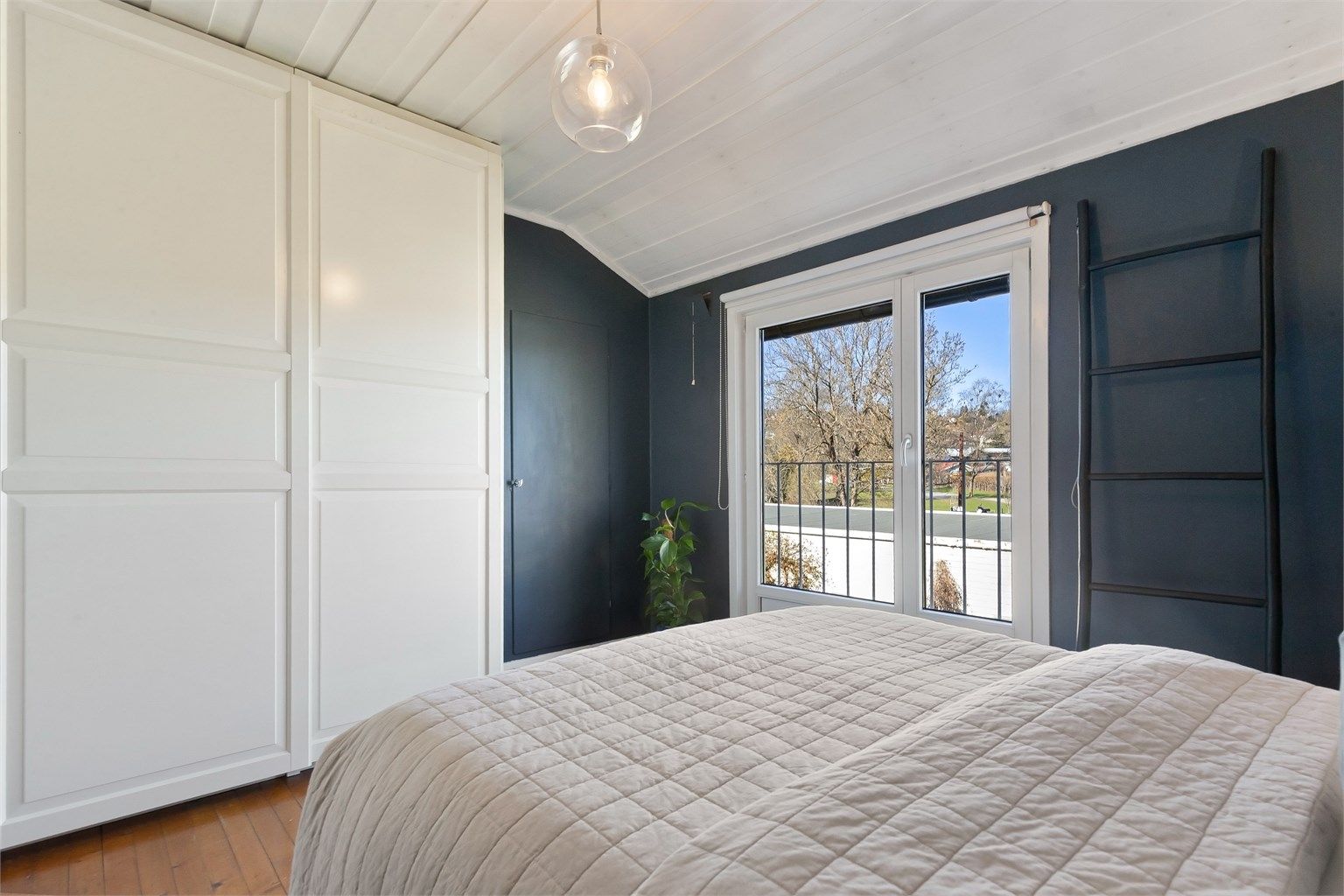 Et stort garderobeskap gir rikelig med oppbevaringsplass.