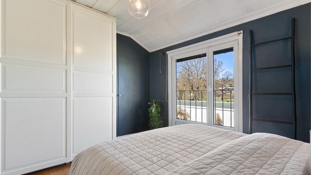 Et stort garderobeskap gir rikelig med oppbevaringsplass.