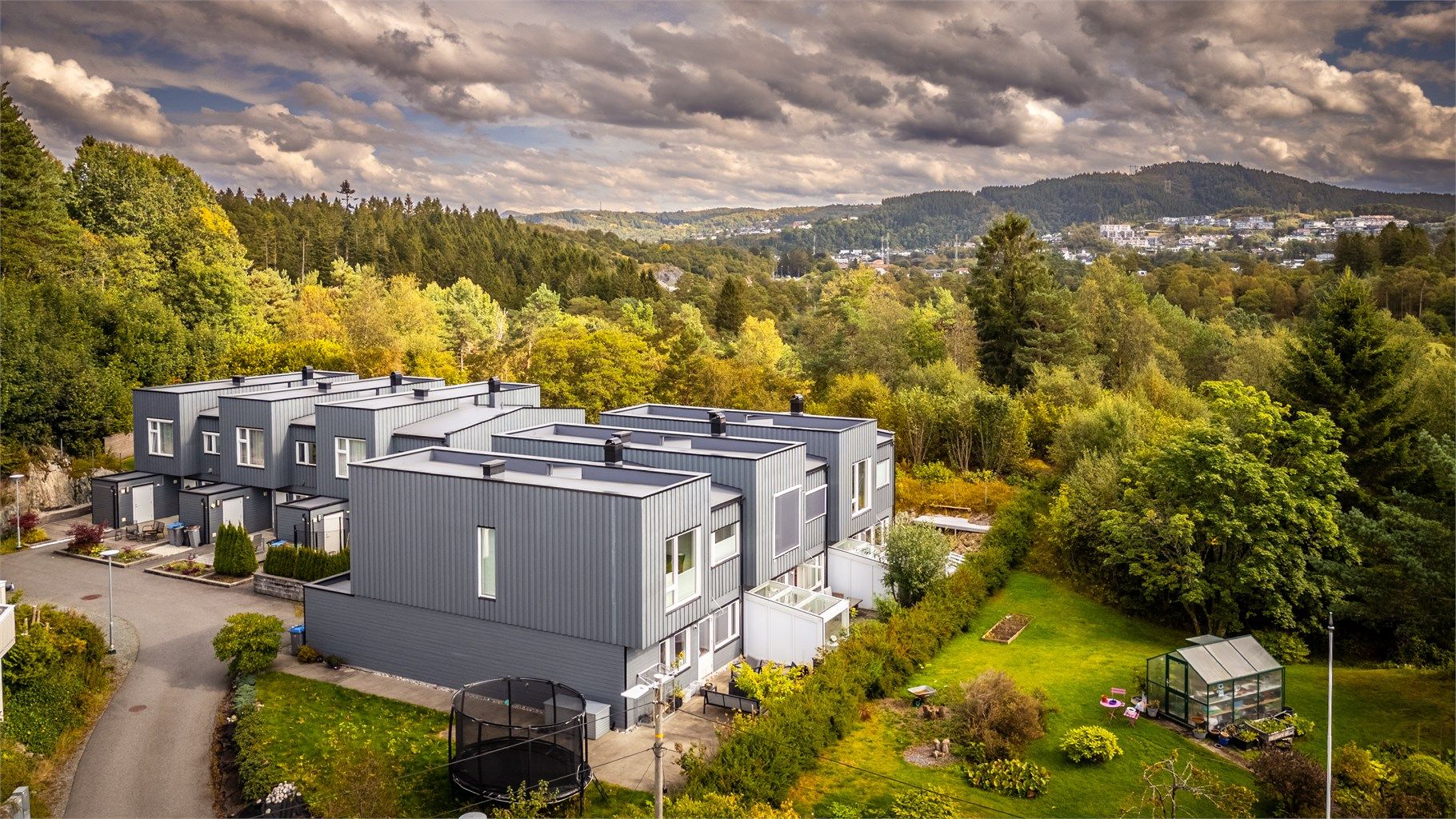 - Ideell beliggenhet innerst i feltet. Ingen i front og grønne omgivelser. -