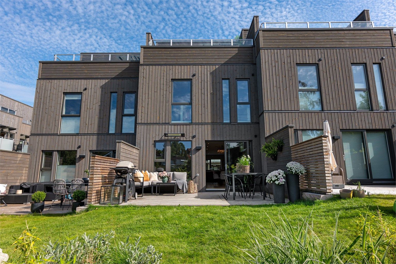 Ekslusivt rekkehus over tre plan som byr på høy standard og easy living. Velkommen inn!