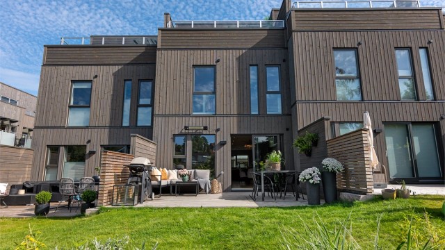 Ekslusivt rekkehus over tre plan som byr på høy standard og easy living. Velkommen inn!
