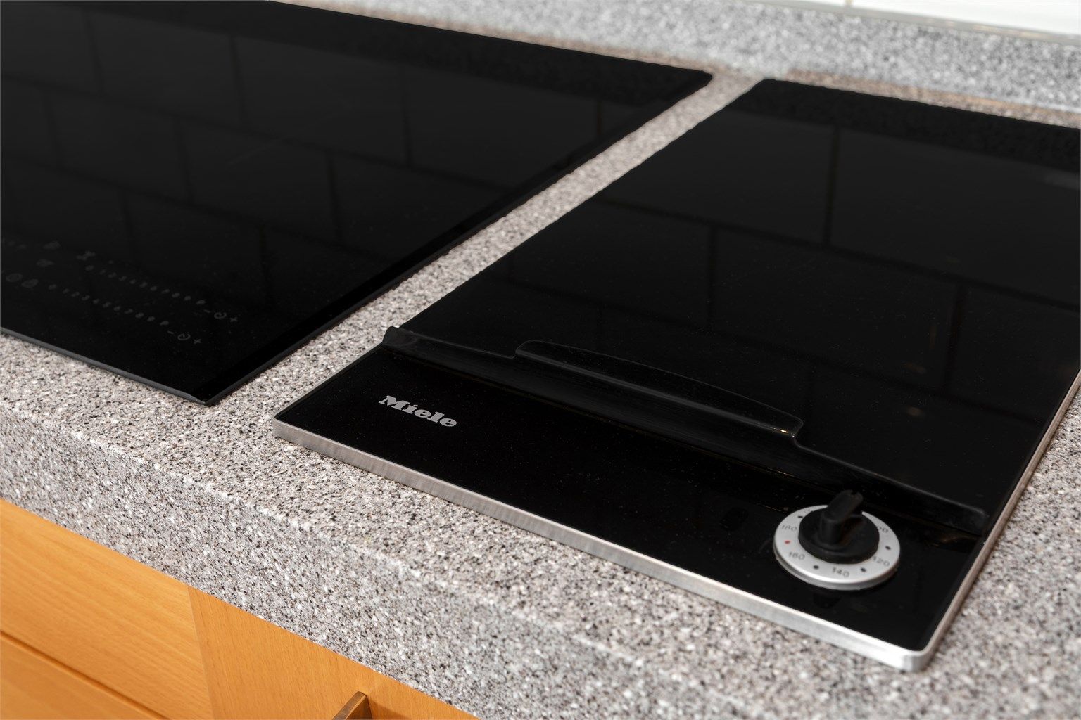 Kjøkkenet har også induksjonstopp fra AEG og integrert frityrkoker fra Miele.