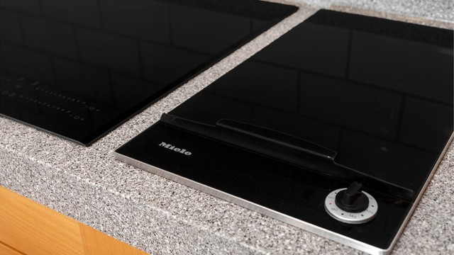 Kjøkkenet har også induksjonstopp fra AEG og integrert frityrkoker fra Miele.