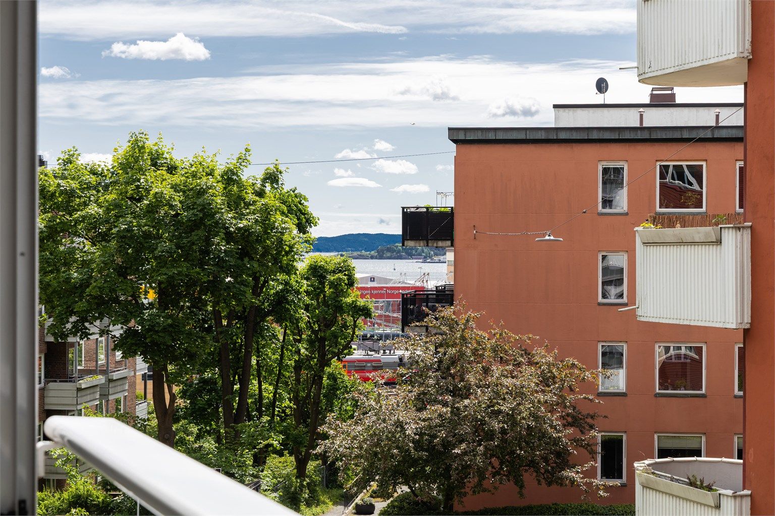 Fra leilighetens balkong er det nydelig utsikt mot Oslofjorden og Filipstad. 