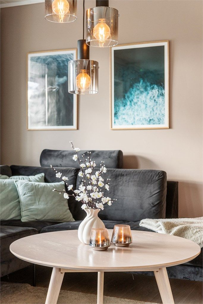 Gjennomtenkte detaljer og fargevalg skaper en harmonisk helhet i boligen.