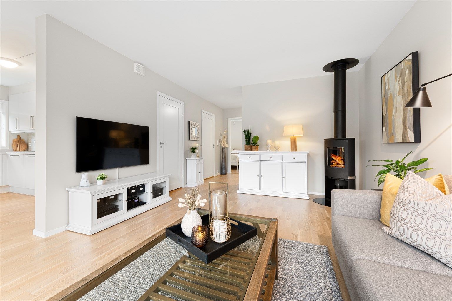 Det er dels åpen stue og kjøkkenløsning med god plass til både sofagruppe og spisestue