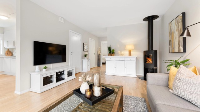 Det er dels åpen stue og kjøkkenløsning med god plass til både sofagruppe og spisestue