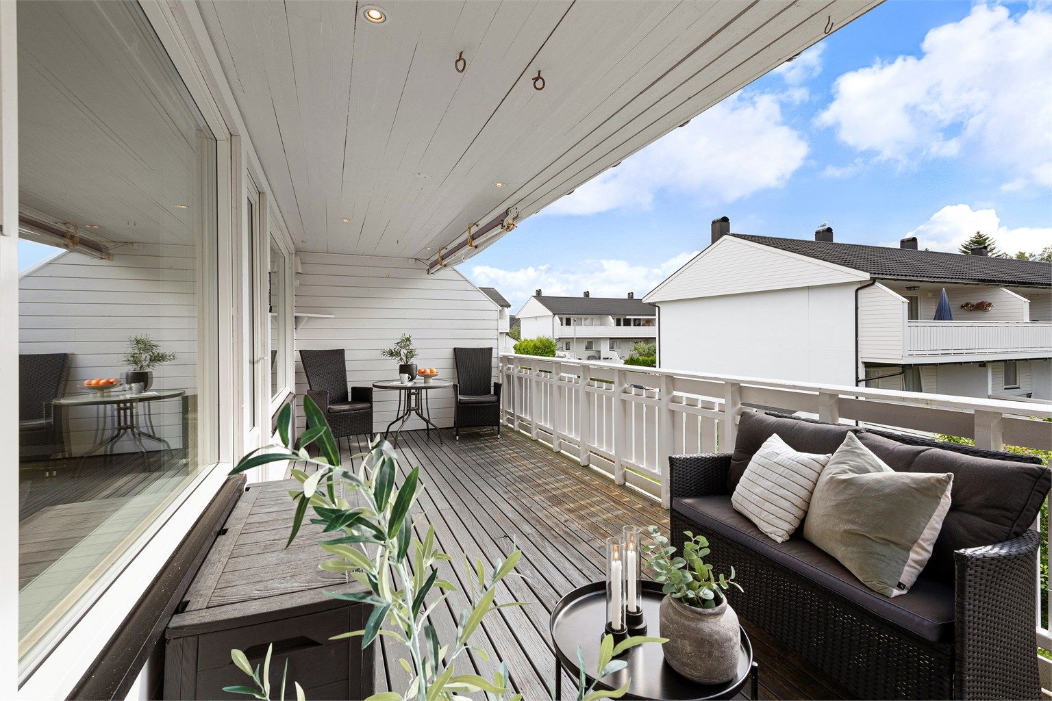 Sydvendt dels overbygd balkong på 17 kvm med utgang fra stue i 1. etasje