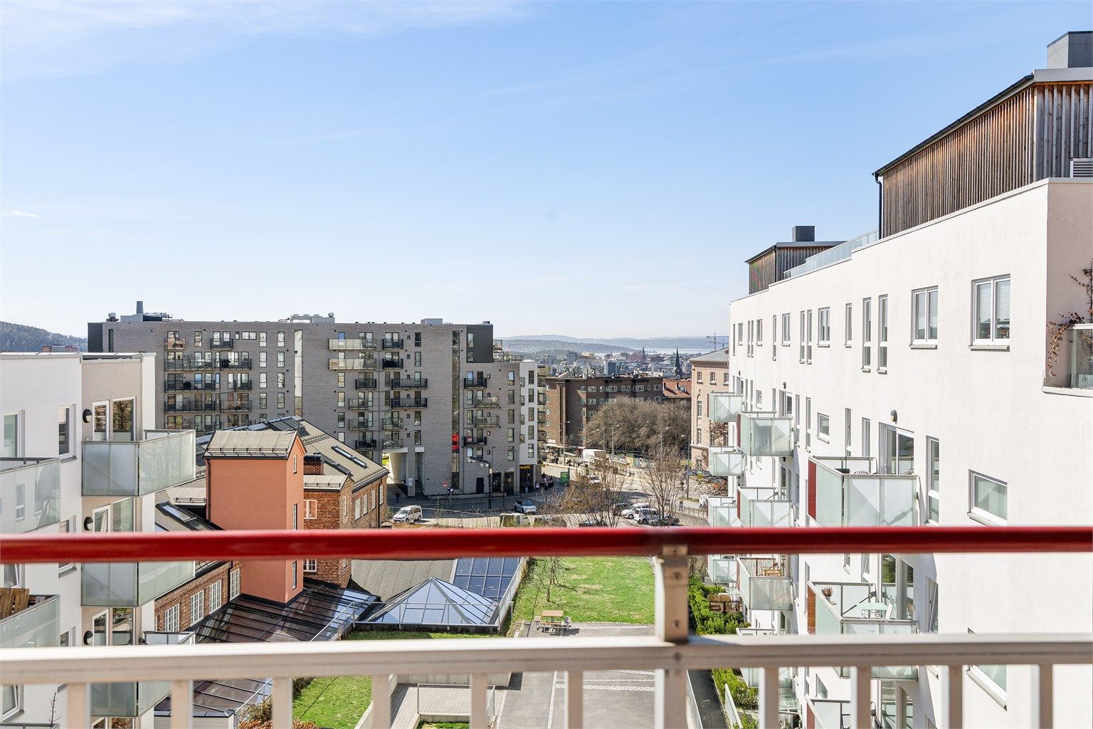 Flott utsikt fra leiligheten mot nærområdet. Foto: Trond Walsø / Walso Work