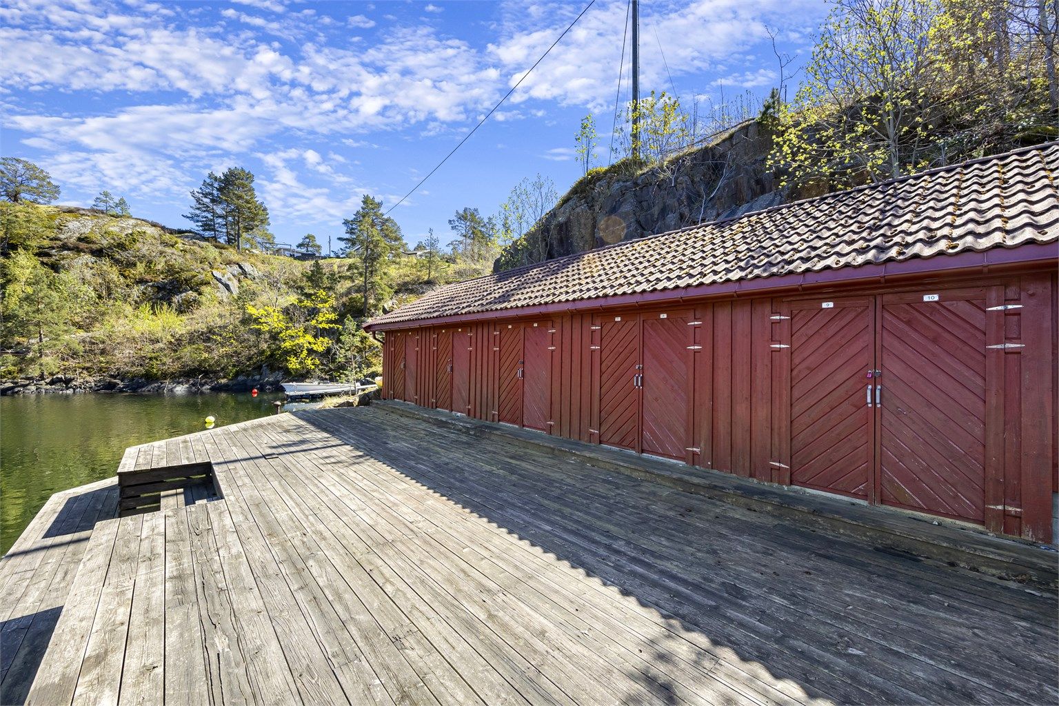 Til båtplassen hører også en egen bod for oppbevaring av båtutstyr. Bod og båtplass nummer 8.