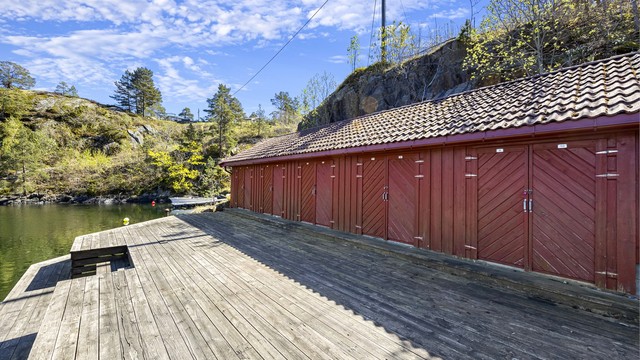 Til båtplassen hører også en egen bod for oppbevaring av båtutstyr. Bod og båtplass nummer 8.