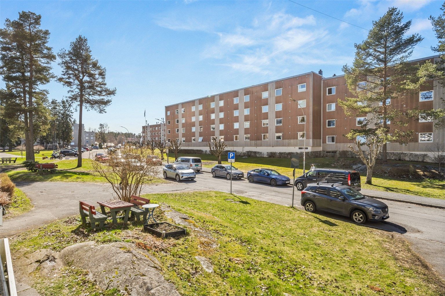 Rema 1000, ligger bare 350 m fra boligen. Bøler Senter ligger innen kort gangavstand og byr på Coop Mega, Vinmonopol, apotek, frisør, blomsterbutikk og flere andre servicetilbud. Nedenfor senteret ligger Bøler T - linje 3 tar deg til sentrum på 19 min.