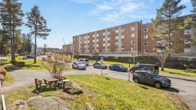 Rema 1000, ligger bare 350 m fra boligen. Bøler Senter ligger innen kort gangavstand og byr på Coop Mega, Vinmonopol, apotek, frisør, blomsterbutikk og flere andre servicetilbud. Nedenfor senteret ligger Bøler T - linje 3 tar deg til sentrum på 19 min.