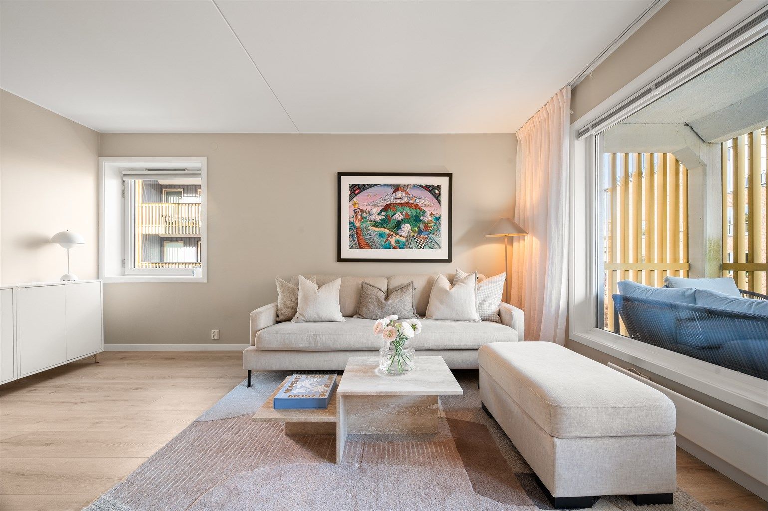 Som endeleilighet har boligen vinduer på flere vegger, noe som sikrer rikelig med naturlig lys.