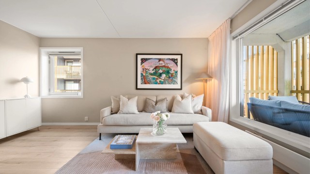 Som endeleilighet har boligen vinduer på flere vegger, noe som sikrer rikelig med naturlig lys.