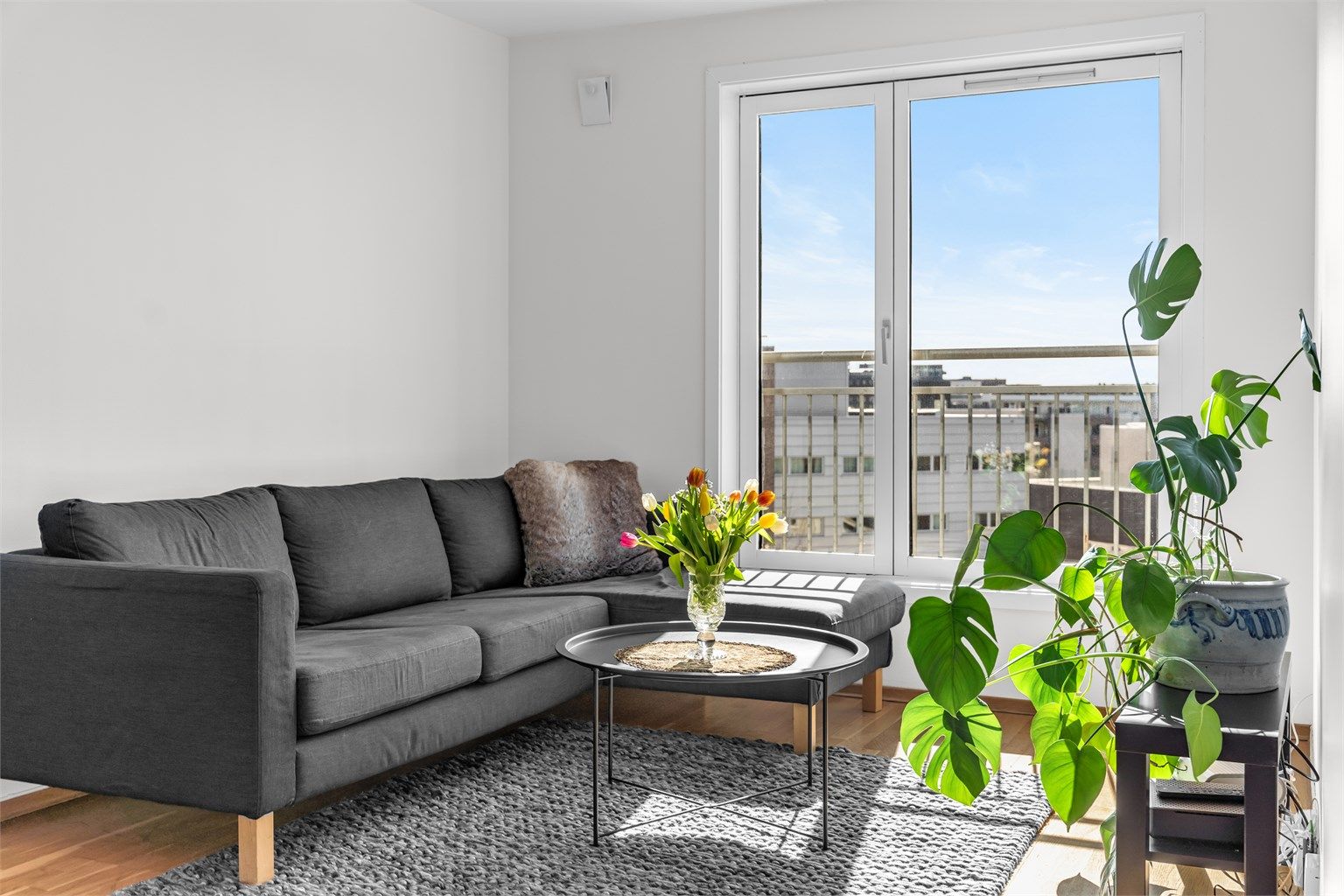 Stuen er lys og luftig. De store vindusflatene, i kombinasjon med den god intern beliggenhet, sørger for et rikelig innslipp av naturlig lys.