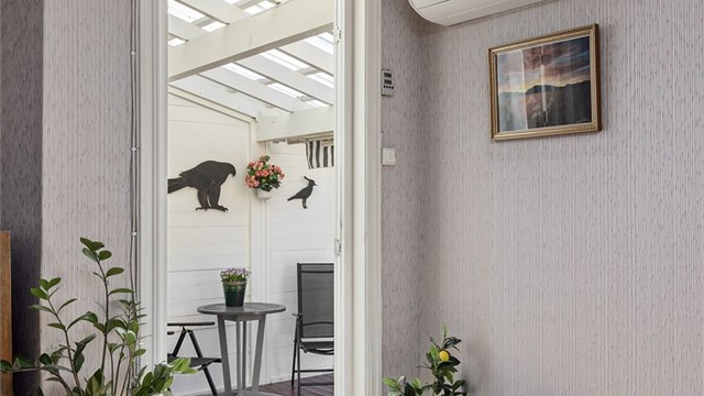 Utgang fra stuen til en herlig terrasse og hagen