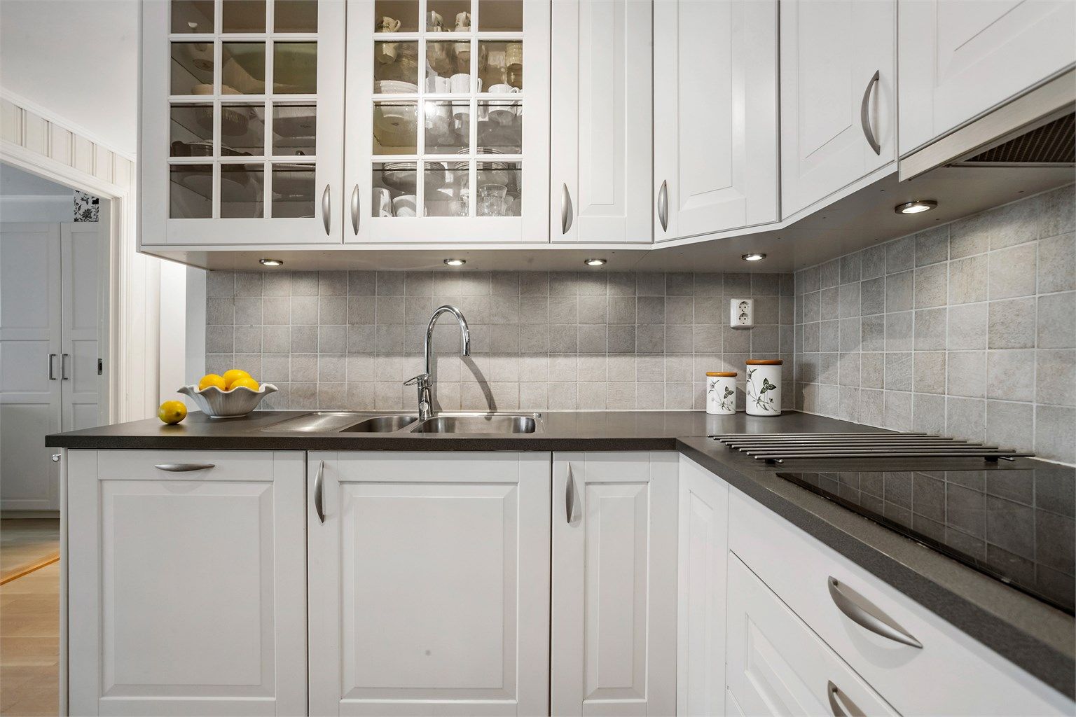  Fliser mellom benkeplate og overskap, samt praktisk belysning under overskap.