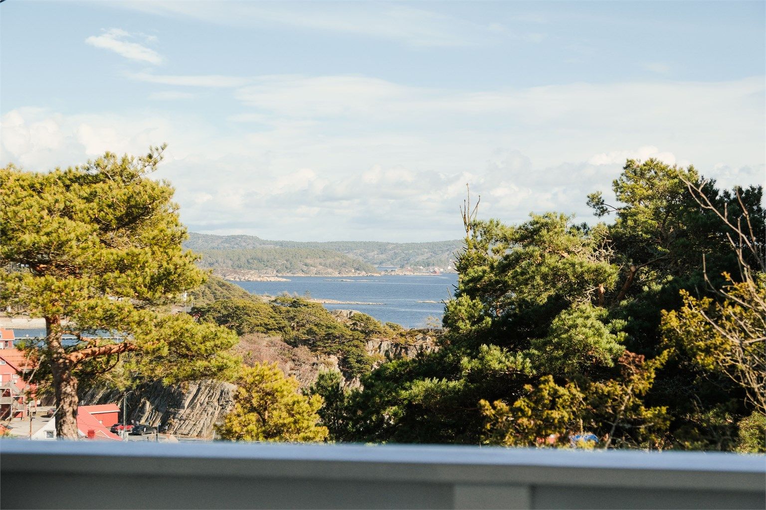 Boligen er høytliggende på Hvileberget ovenfor Skjærhalden, med flott utsikt over sjøen til blant annet Nordre og Søndre Sandøy.
Fotograf; Kristoffer Kristiansen.