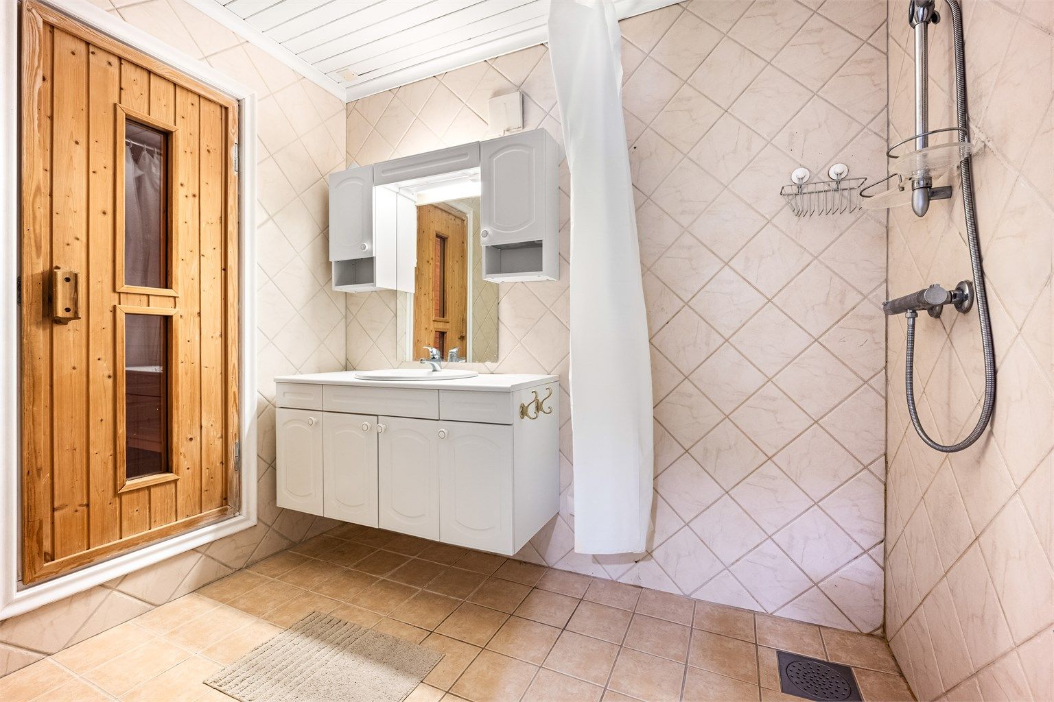 Baderom med tilgang til badstue.