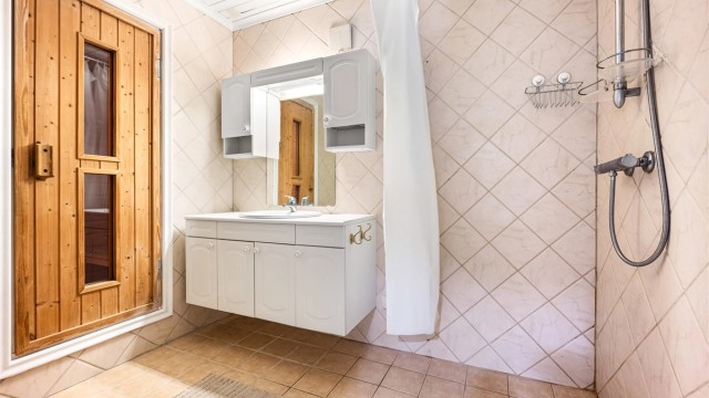 Baderom med tilgang til badstue.