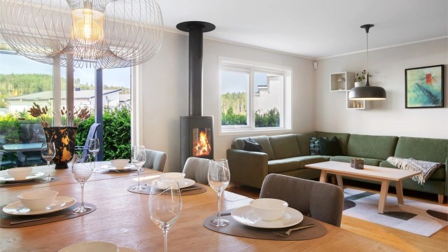 Boligen fra 2015 har en familievennlig planløsning med 3-stavs eikeparkett og peisovn.