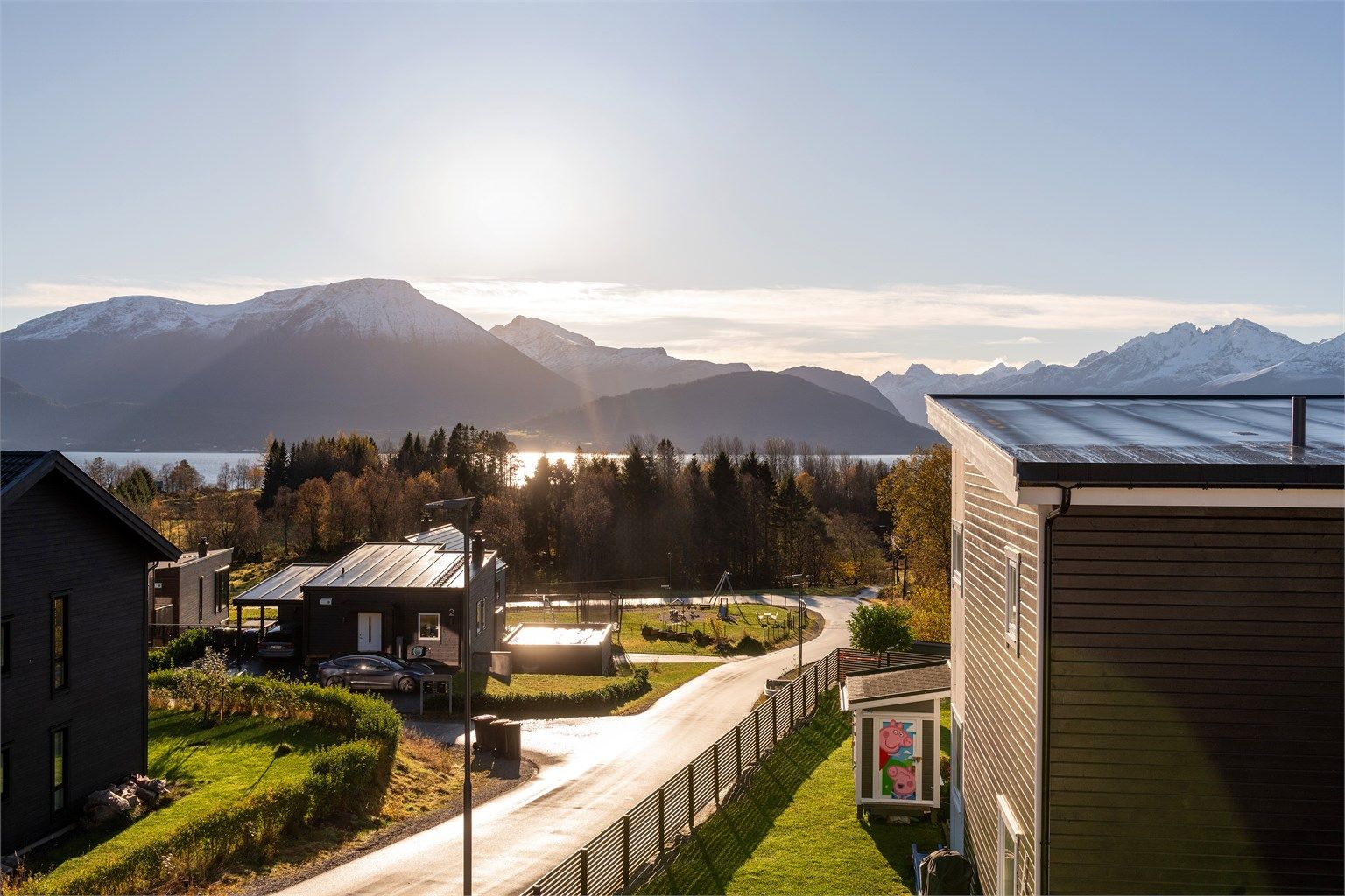 Flott utsikt mot Storfjorden og Sunnmørsfjella i syd