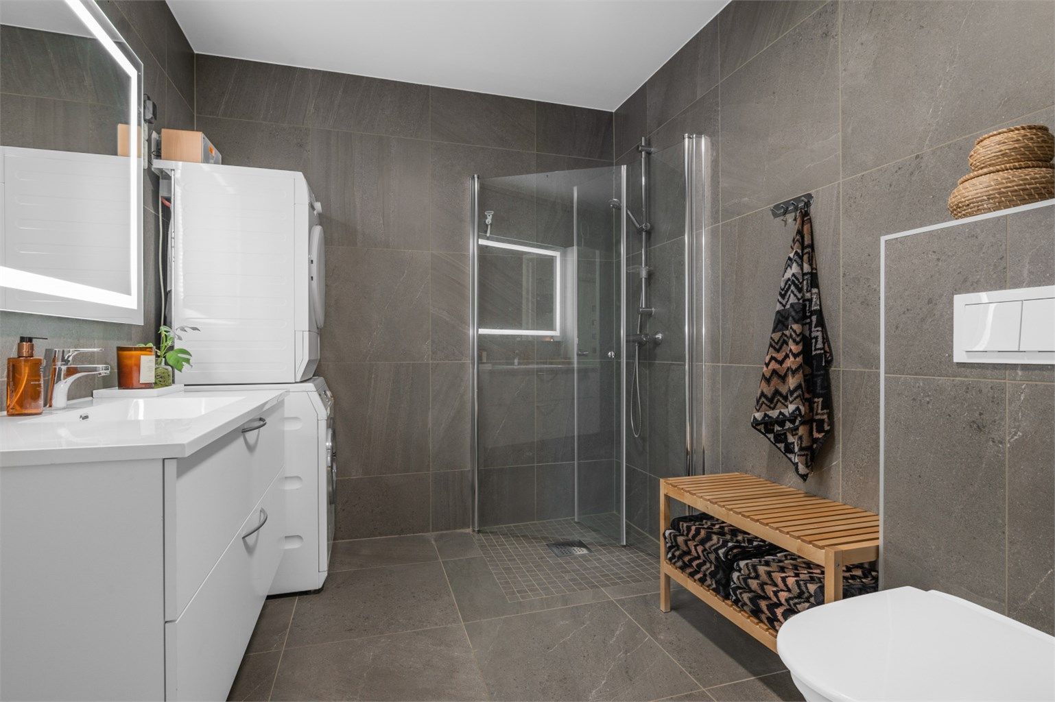 Pent flislagt bad på 5 kvm med gulvvarme og opplegg for vaskemaskin og tørketrommel. 