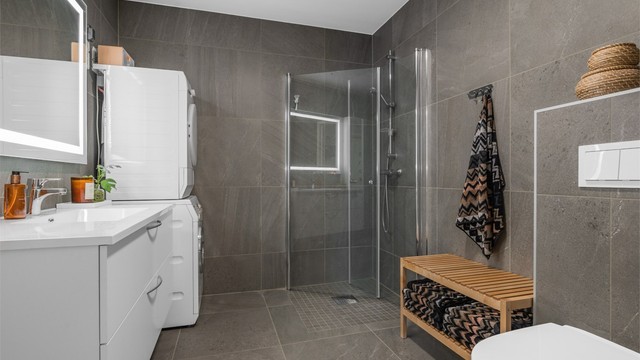 Pent flislagt bad på 5 kvm med gulvvarme og opplegg for vaskemaskin og tørketrommel.