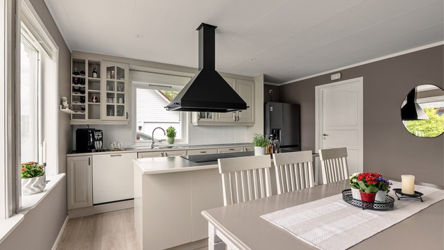 Med plass til en større spisegruppe er kjøkkenet et velfungerende samlingsrom for familien i hverdagen.
