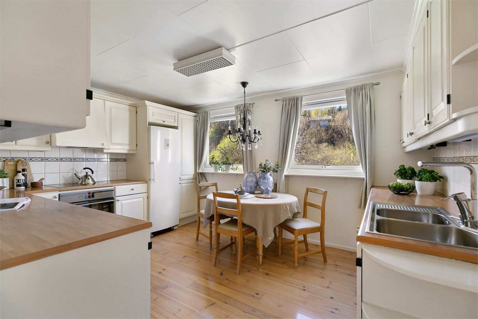 Pent kjøkken med plass for spisebord