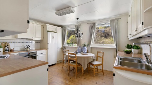 Pent kjøkken med plass for spisebord