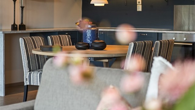 Lekre gjennomgående farge- og materialvalg i leiligheten