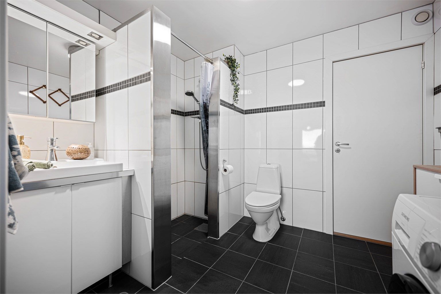 Det er også plass til tørketrommel om ønskelig og ekstra kommode. Man kommer til bad både fra entré og soverom. 
