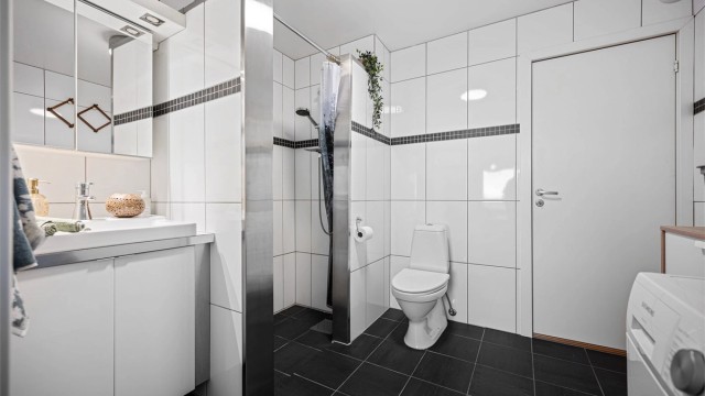 Det er også plass til tørketrommel om ønskelig og ekstra kommode. Man kommer til bad både fra entré og soverom.