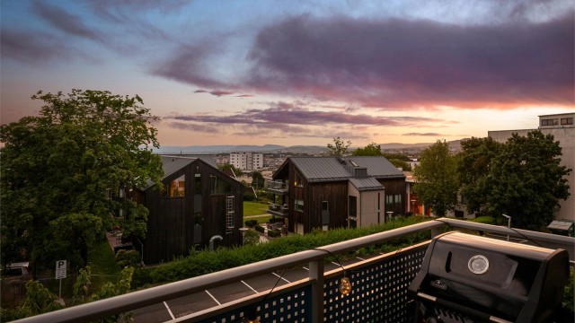 Sindre Nyhus v/ Krogsveen Løren inviterer til en lys og innbydende leilighet med stor, solrik balkong, flott utsikt og en usjenert beliggenhet!