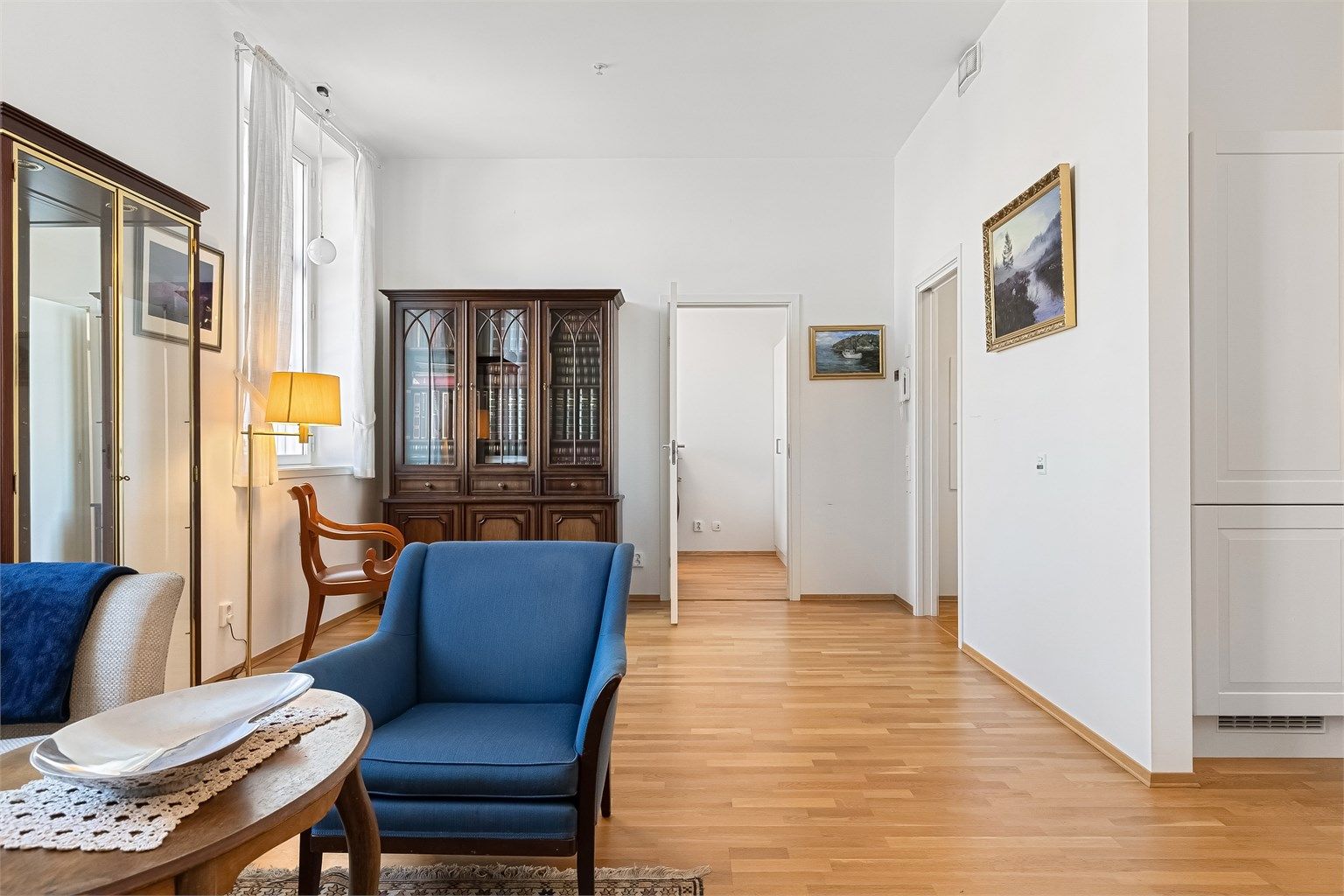 Stuen har god takhøyde og rikelig med naturlig lysinnslipp, som gir en god romfølelse