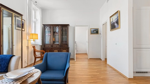 Stuen har god takhøyde og rikelig med naturlig lysinnslipp, som gir en god romfølelse