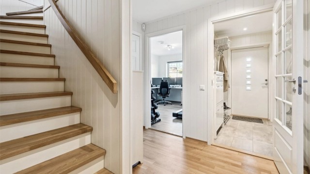 Velkommen inn! Boligen ønsker velkommen inn i en lys, flislagt entre med varme i gulvene. u.etg. innehar to soverom, bad/vaskerom, en praktisk bod og en kjellerstue.