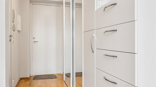 Entré med dørcallinganlegg som har åpnerfunksjon