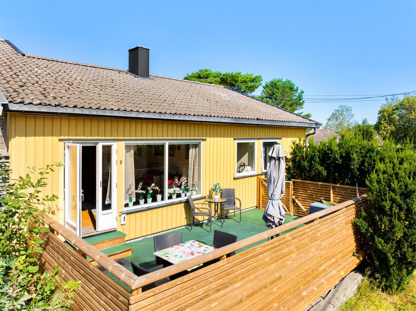 Tomannsboligen ble oppført i 1964. Flere bygningsdeler er skiftet ut i nyere tid, vinduer inkludert. Taktekking er fra rundt 1990.