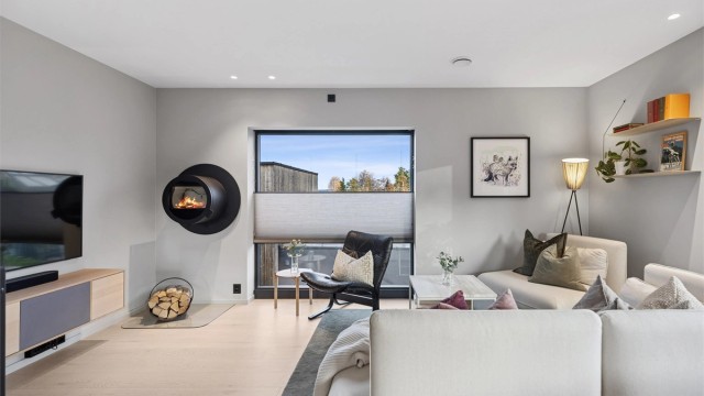 Peisen skaper en lun og koselig stemning, enten du nyter en stille kveld hjemme eller samler venner til hyggelige stunder.