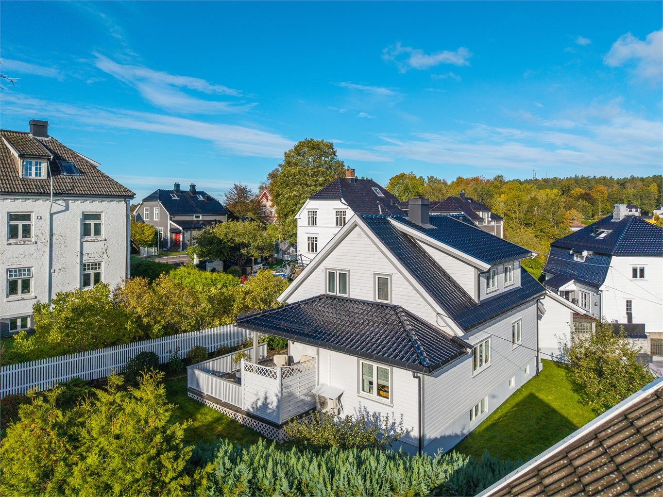 Meget sentral beliggenhet og ligger i et særs hyggelig nabolag. Fotograf: Kristian Bollæren / Fotofinish AS